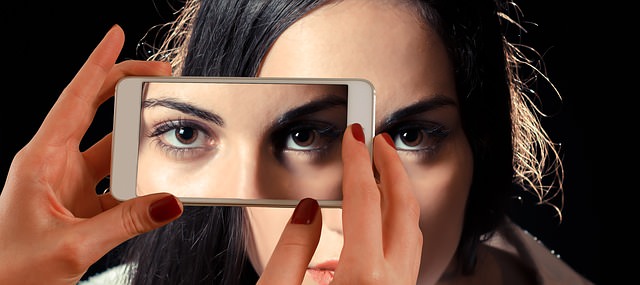 Lady_taking_picture_with_smartphone